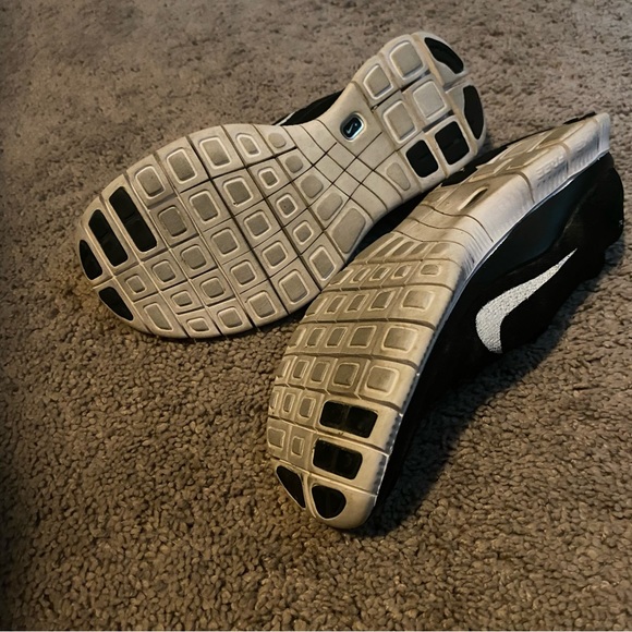 Nike Free 5.0 Flyknit Women's Running Shoes Black White Size 8 - Picture 7 of 8